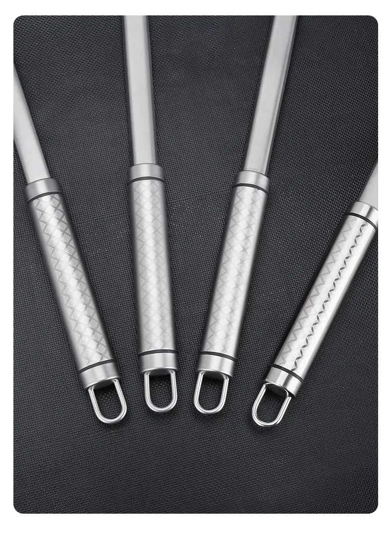 Poignées métalliques à tonalité argentée de la spatule pour wok en titane et de l’ensemble d’ustensiles de cuisine, avec une prise texturée à motif de losanges et une extrémité en forme de boucle