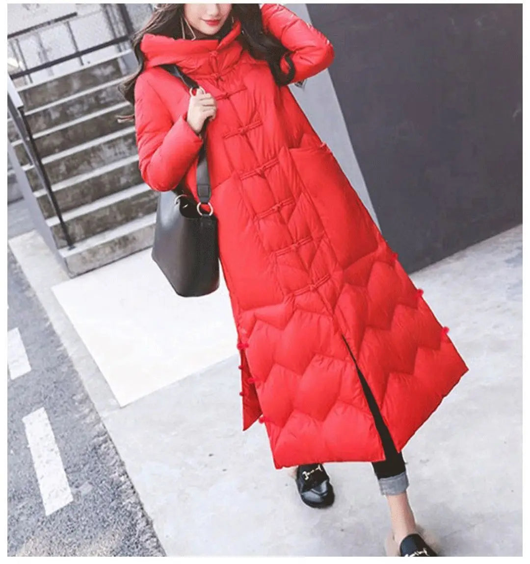 Manteau matelassé rouge éclatant avec capuche et fermetures avant à boutons grenouille de style chinois, conçu pour les tenues d’hiver.