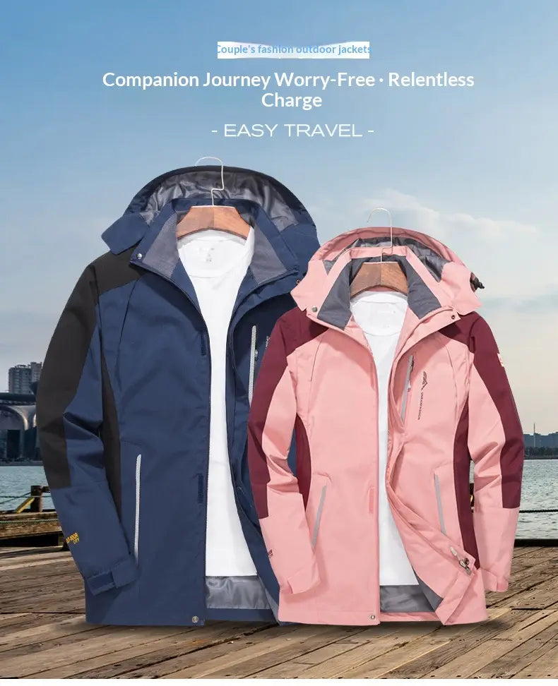 Veste coupe-vent de randonnée imperméable pour hommes en bleu marine et rose, style extérieur trois-en-un pour femmes, avec panneaux contrastés, tirettes de fermeture réfléchissantes de couleur foncée et doublure de capuche grise.