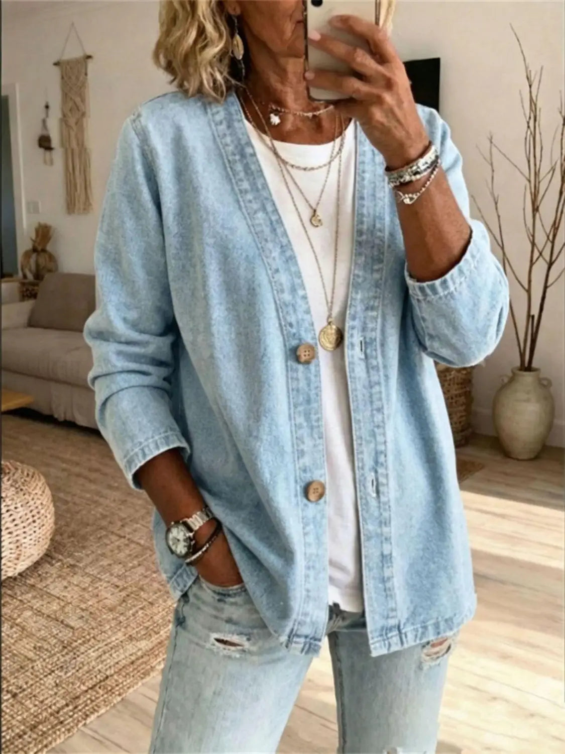 Chaqueta tipo cárdigan de mezclilla azul claro para mujer con diseño de cuello en V abotonado, mangas remangadas y botones de madera.