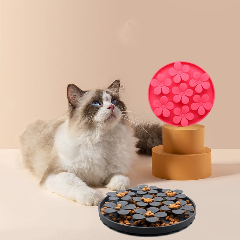 Distributeur pour animaux en silicone rose, en forme de fleur, sur un support à étages, issu du tapis à lécher en silicone pour animal et de l’ensemble d’aliments pour mangeoire lente, conçu pour une alimentation lente et un enrichissement par le léchage.