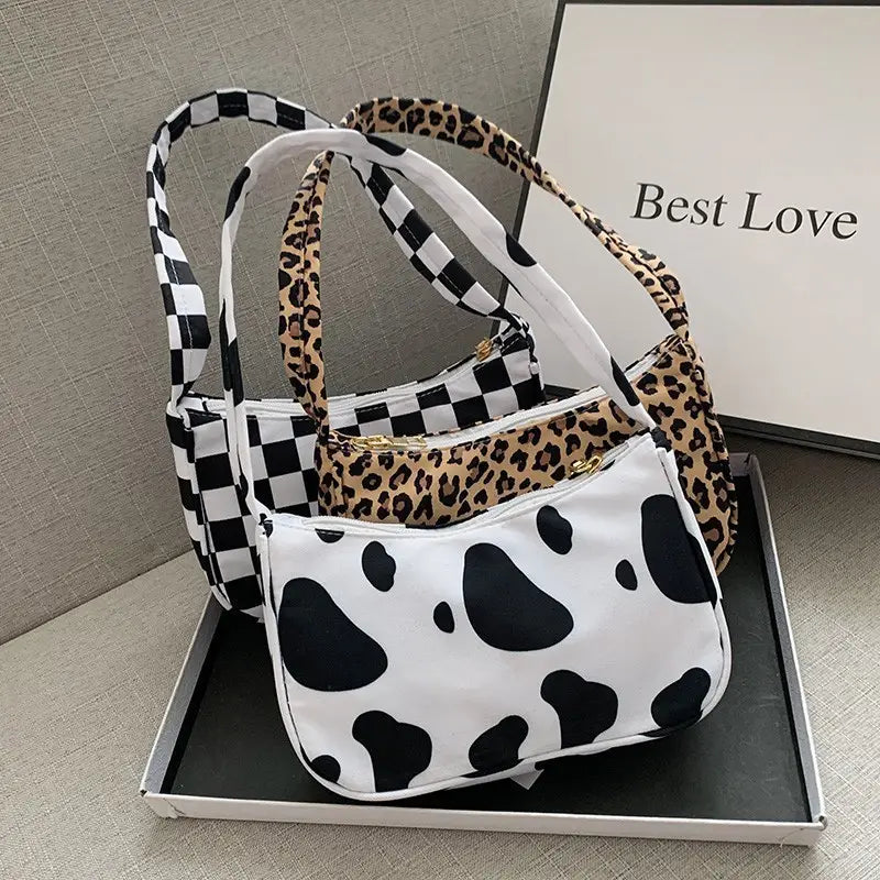 Sac bandoulière blanc à imprimé vache avec taches noires et sangle contrastée à imprimé léopard en nylon, sac sous-bras.