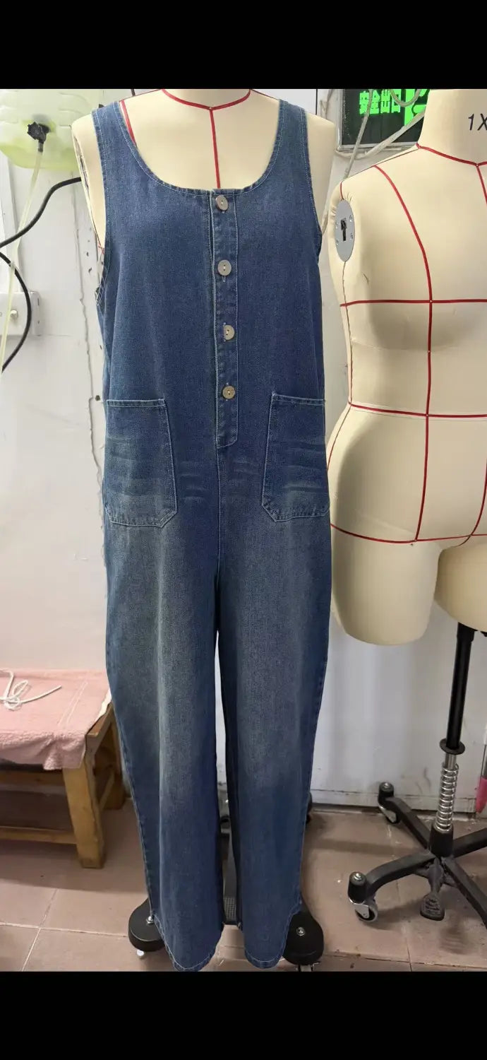 Combinaison salopette en denim bleu à jambes larges rétro, avec fermeture par bouton et poches avant, réalisée en matériau denim robuste.