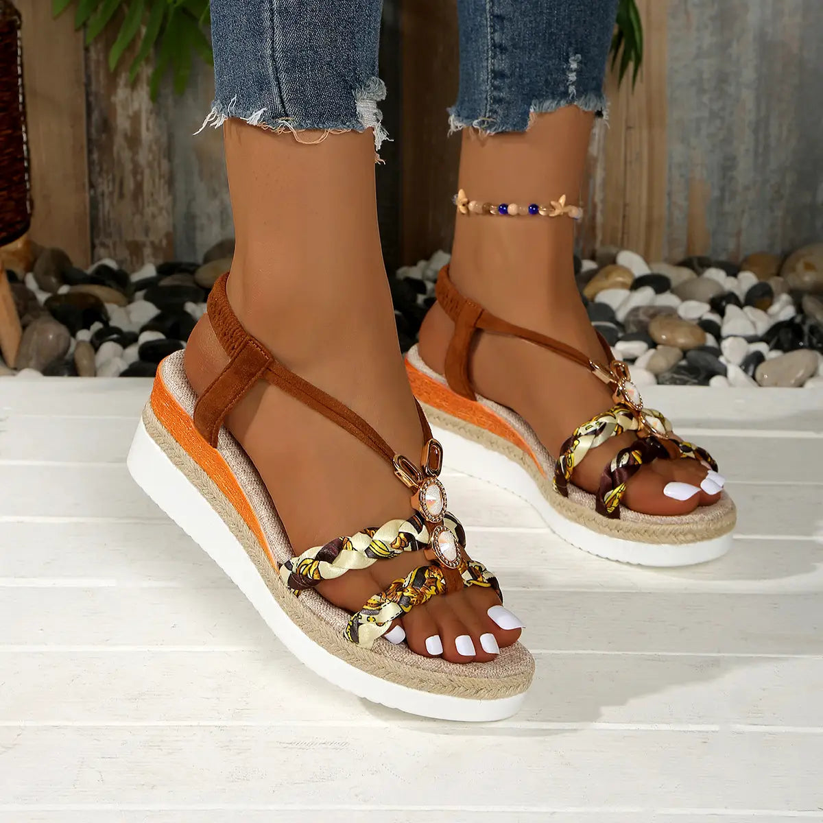Sandalias tipo cuña para mujer con bailarinas espadrille tejidas, que presentan un diseño trenzado con patrones marrones y dorados con adornos decorativos