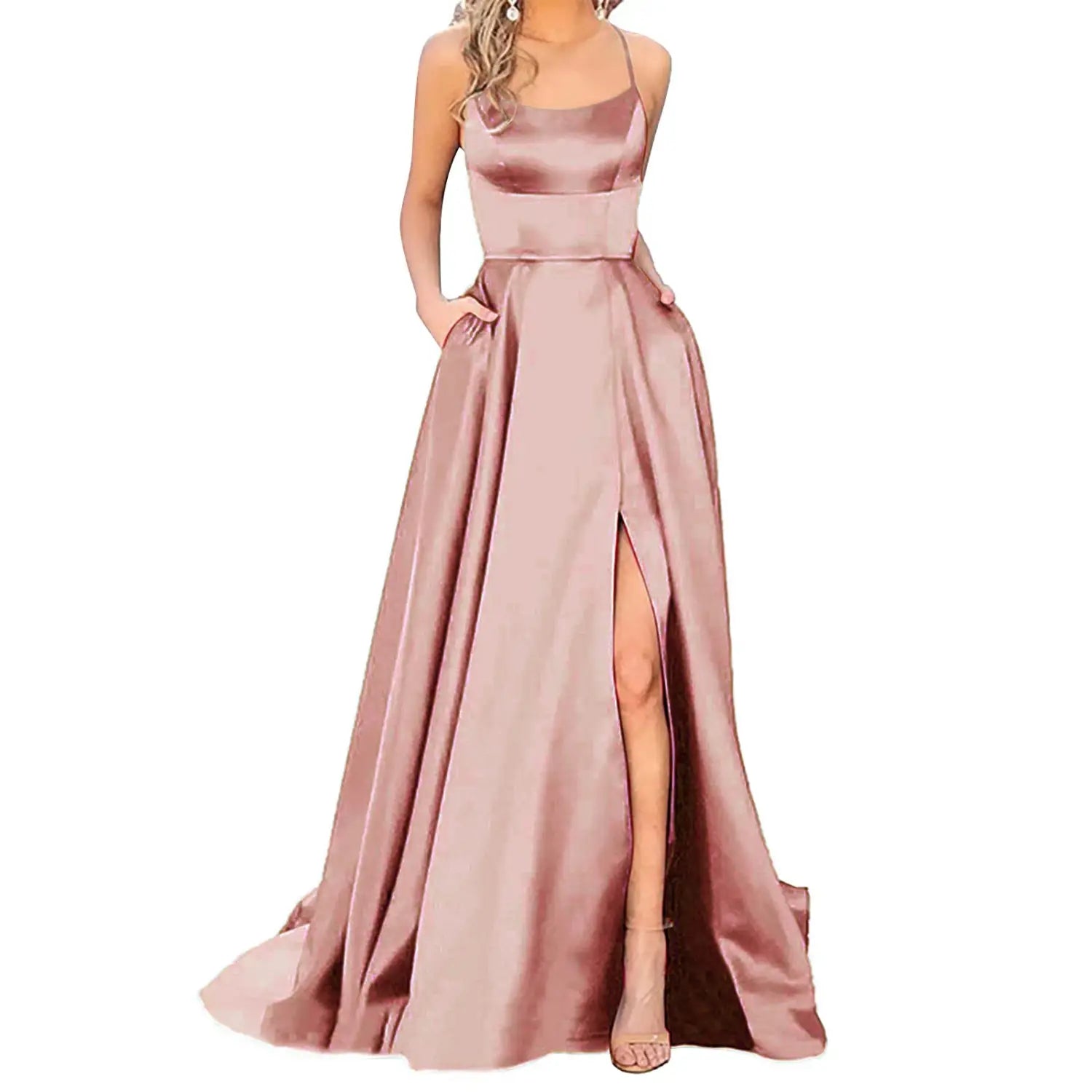 Ein fließendes Satin-Bridesmaid-Party-Kleid in Roségold mit hohem Schlitz, quadratischem Ausschnitt und dünnen Trägern.