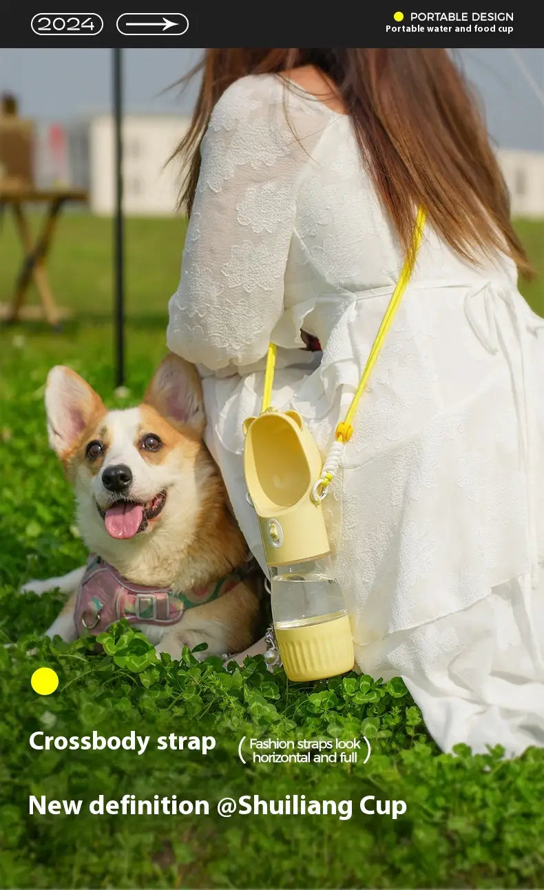 Bouteille portable jaune en silicone et en plastique pour eau et nourriture pour chien, avec sangle à porter en bandoulière, conçue pour l’alimentation et l’hydratation en déplacement.
