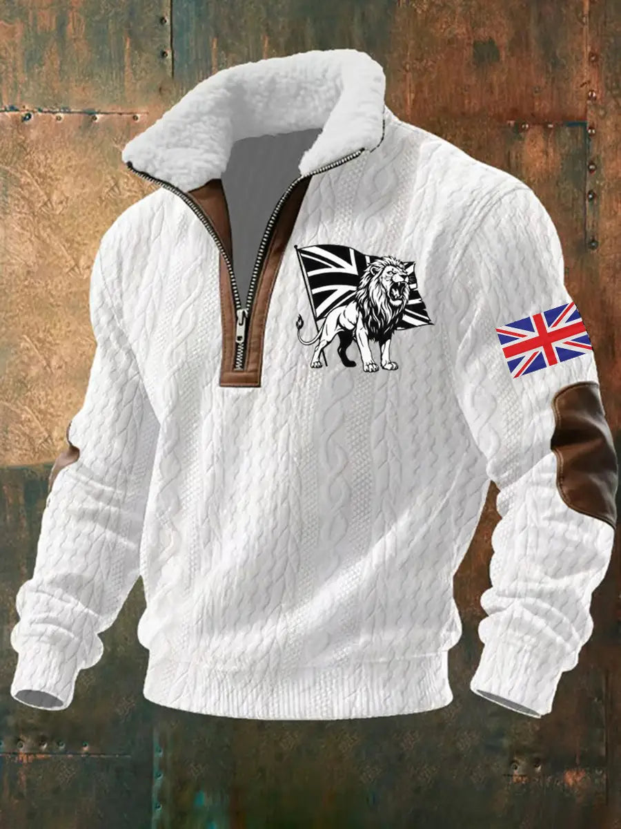 Suéter para hombre de media cremallera con cuello de borrego en punto cable blanco, con detalles de cuero marrón y un emblema de león negro y blanco sobre una bandera Union Jack en el pecho, y un parche de bandera británica en la manga.