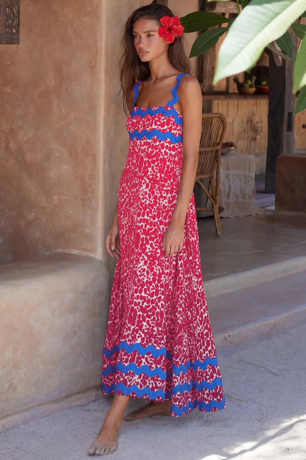 Un vibrante vestido maxi de playa floral con dobladillo ondulado, corte A, rojo y azul, con diseño de estampado de leopardo, tirantes finos y ribete ondulado con volantes a lo largo del escote y el bajo.
