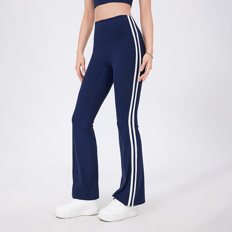 Leggings de yoga évasés taille haute bleu marine avec deux bandes latérales verticales blanches sur chaque jambe, conçus pour un vêtement de sport confortable.