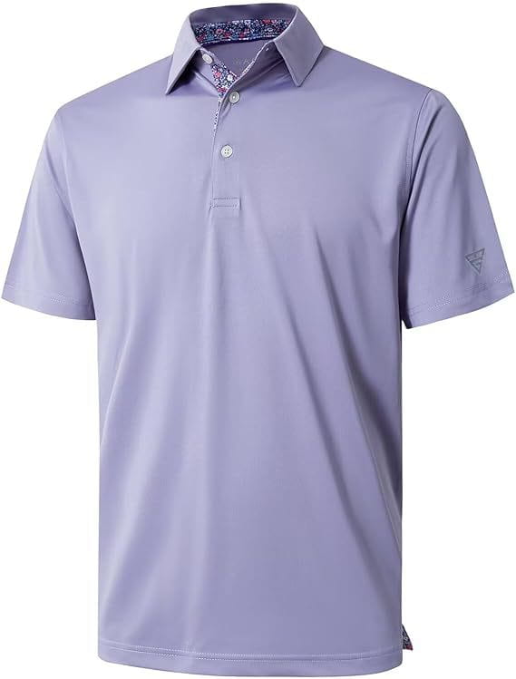Ein fliederfarbenes Herren-Golfpolohemd mit kurzen Ärmeln aus schnell trocknendem, atmungsaktivem Stoff, mit dezentem strukturiertem Finish und kontrastierendem, gemustertem Innenkragen.