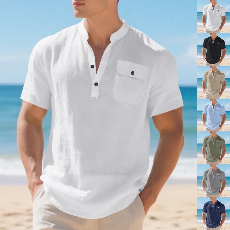 Herren-weißes Leinenhemd im lässigen Stil mit kurzem Ärmel im Henley-Stil, mit schwarzen Knöpfen und einer Brusttasche.