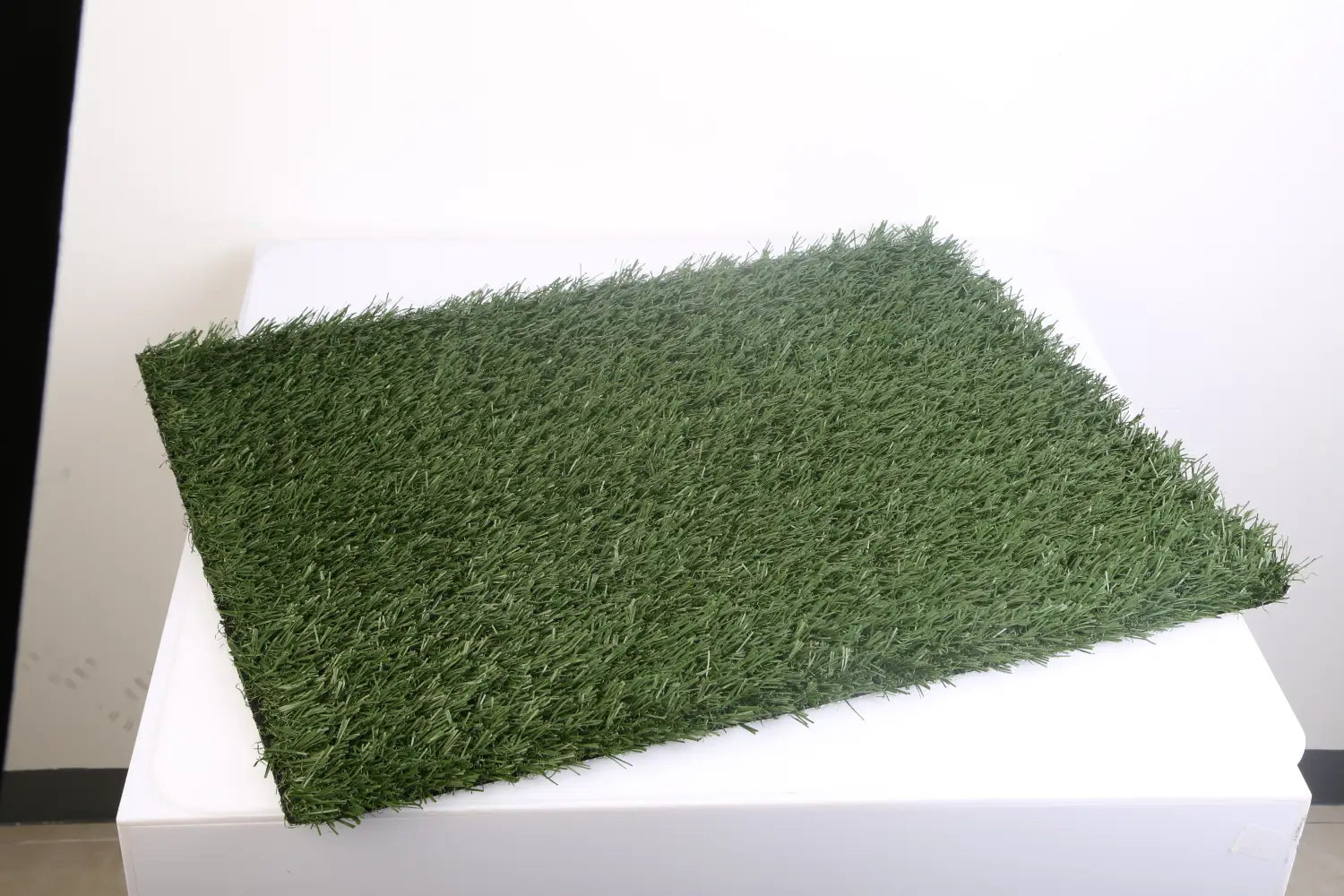 green artificial grass mat made of durable synthetic material designed for dog potty training artificial grass mat tray use.