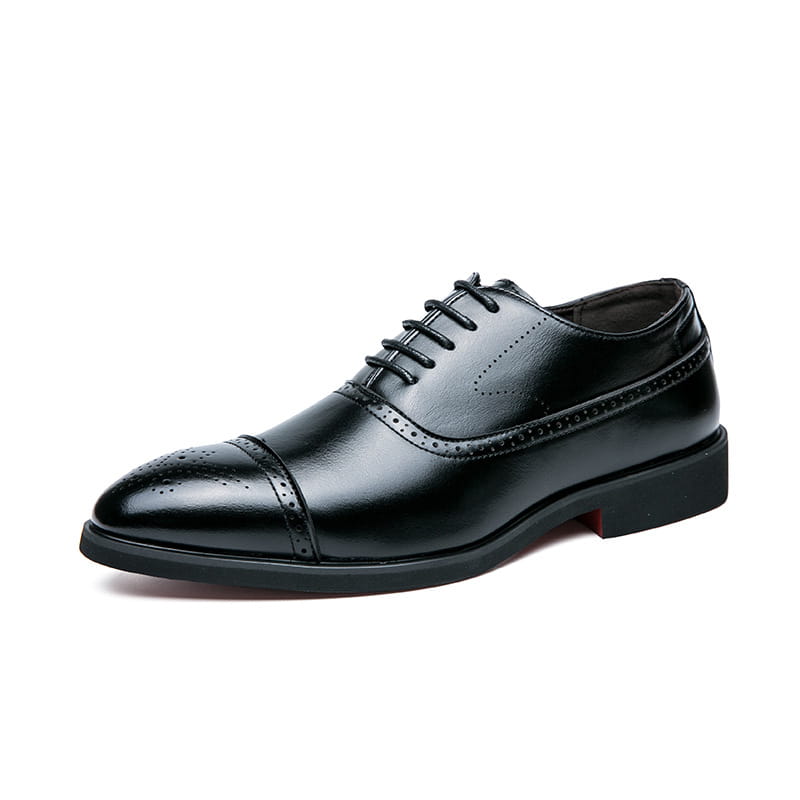 Zapato de vestir tipo oxford de cuero negro con acabado pulido y detalles decorativos de brogue para la vestimenta casual de negocios para hombres.