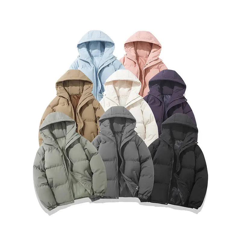 Eine Kollektion von Damen-Kapuzensteppjacken mit wattierter Polsterung in sanften Pastell- und Naturtönen mit Steppnähten und Kapuzen-Designs.