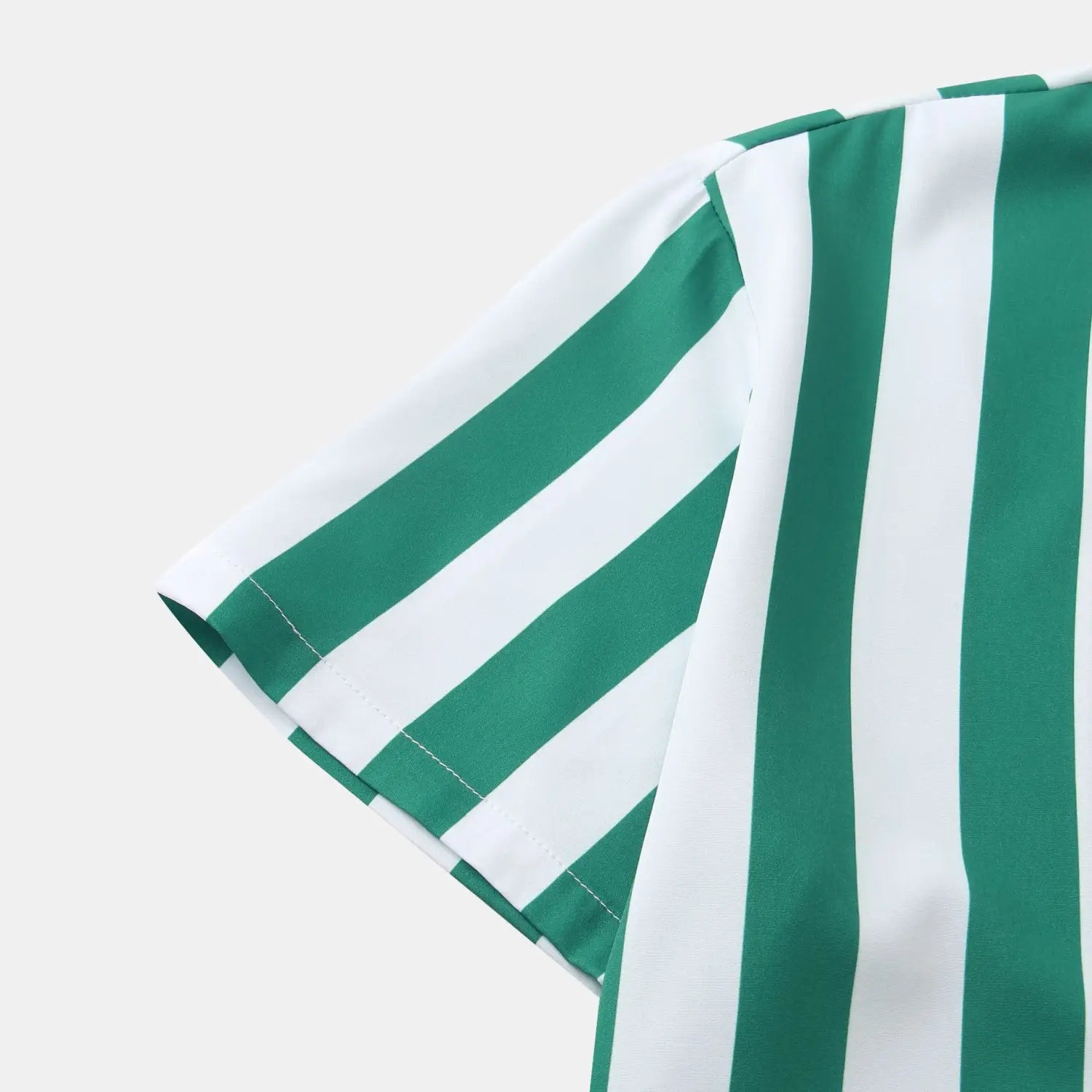 Chemise pour homme à rayures, à manches courtes, boutonnée sur le devant, présentant des rayures verticales vert et blanc, réalisée dans un tissu léger, idéale pour un port décontracté.