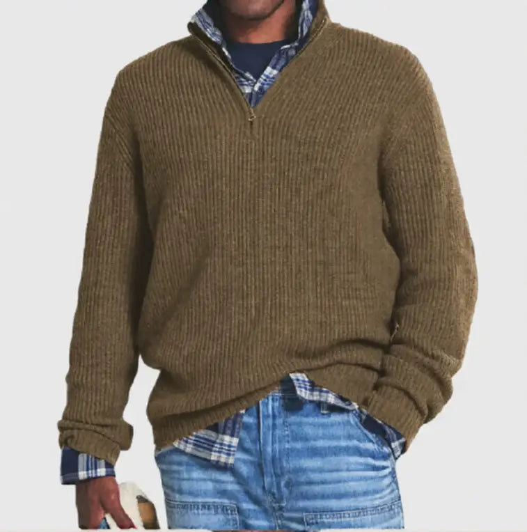 Pull en maille à col montant zippé au quart pour hommes, en maille côtelée vert olive, assorti à une chemise à carreaux bleu et blanc.