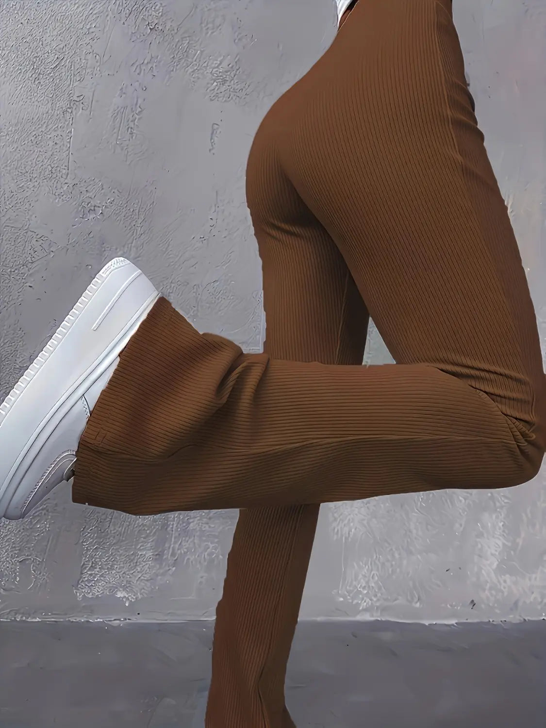 Braune hoch geschnittene Ripp-Flared-Leggings mit einer eng anliegenden, körperbetonten Gestaltung aus geripptem Stoff.