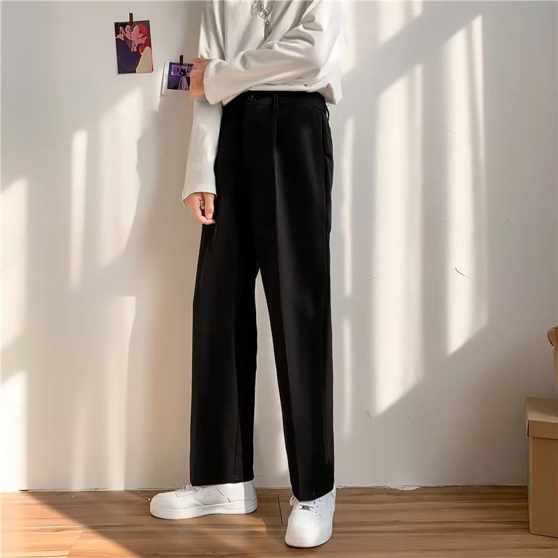 Schwarze High-Waist Wide-Leg plissierte Straight-Leg-Drapierungsloser Hose mit glatter matter Oberfläche.