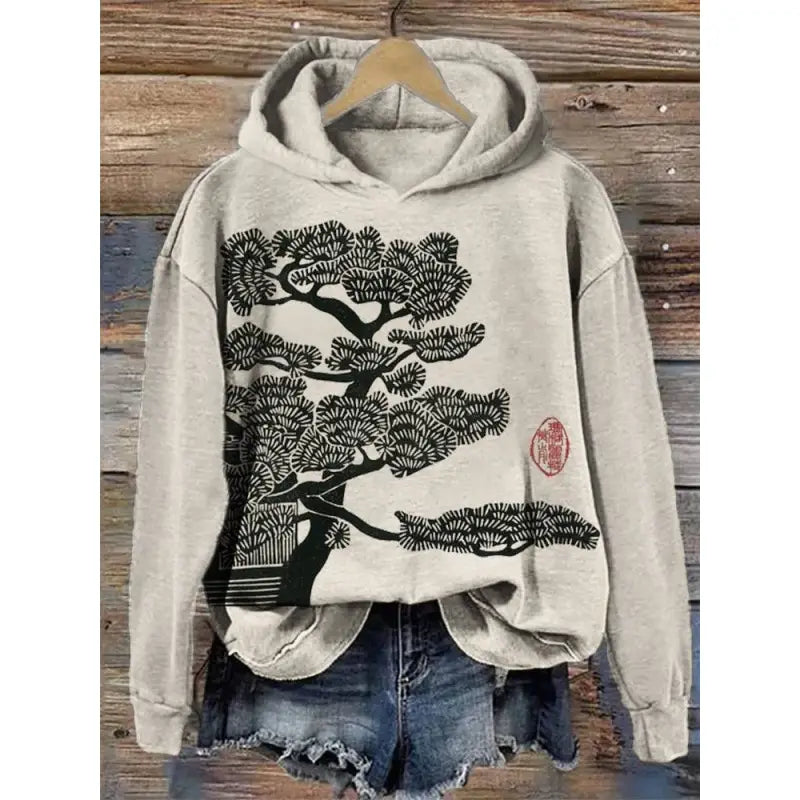 Sudadera con capucha de estampado de olas japonesas gris claro, con un gráfico atrevido de estilo tinta negra de un árbol bonsái y un pequeño sello circular rojo en la parte delantera.