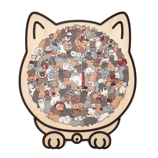 Una alfombra de rompecabezas de madera con forma de gato color beige que presenta una ilustración densa y colorida de numerosos gatos de caricatura en diversas posturas y expresiones para el juguete rompecabezas Morandi de 135 piezas.