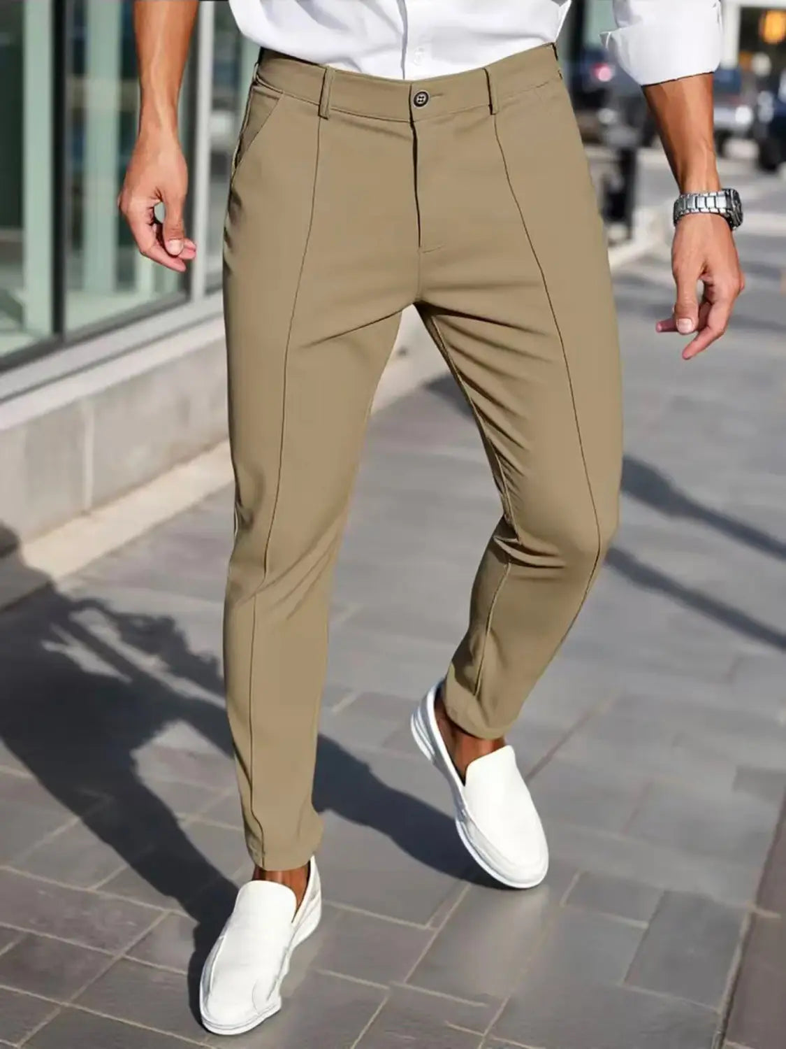 Herren-Slim-Fit-Stretch-Anzughosen in Khaki mit maßgeschneidertem Design und dezenten vertikalen Nahtdetails.