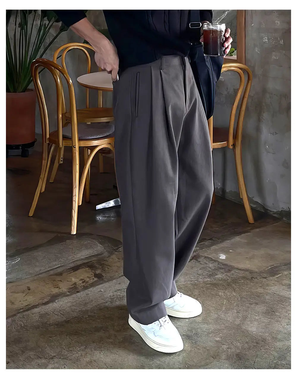 Pantalones de vestir anchos plisados color gris oscuro para hombre con pantalones de pierna ancha plisados en color gris y ajuste relajado.