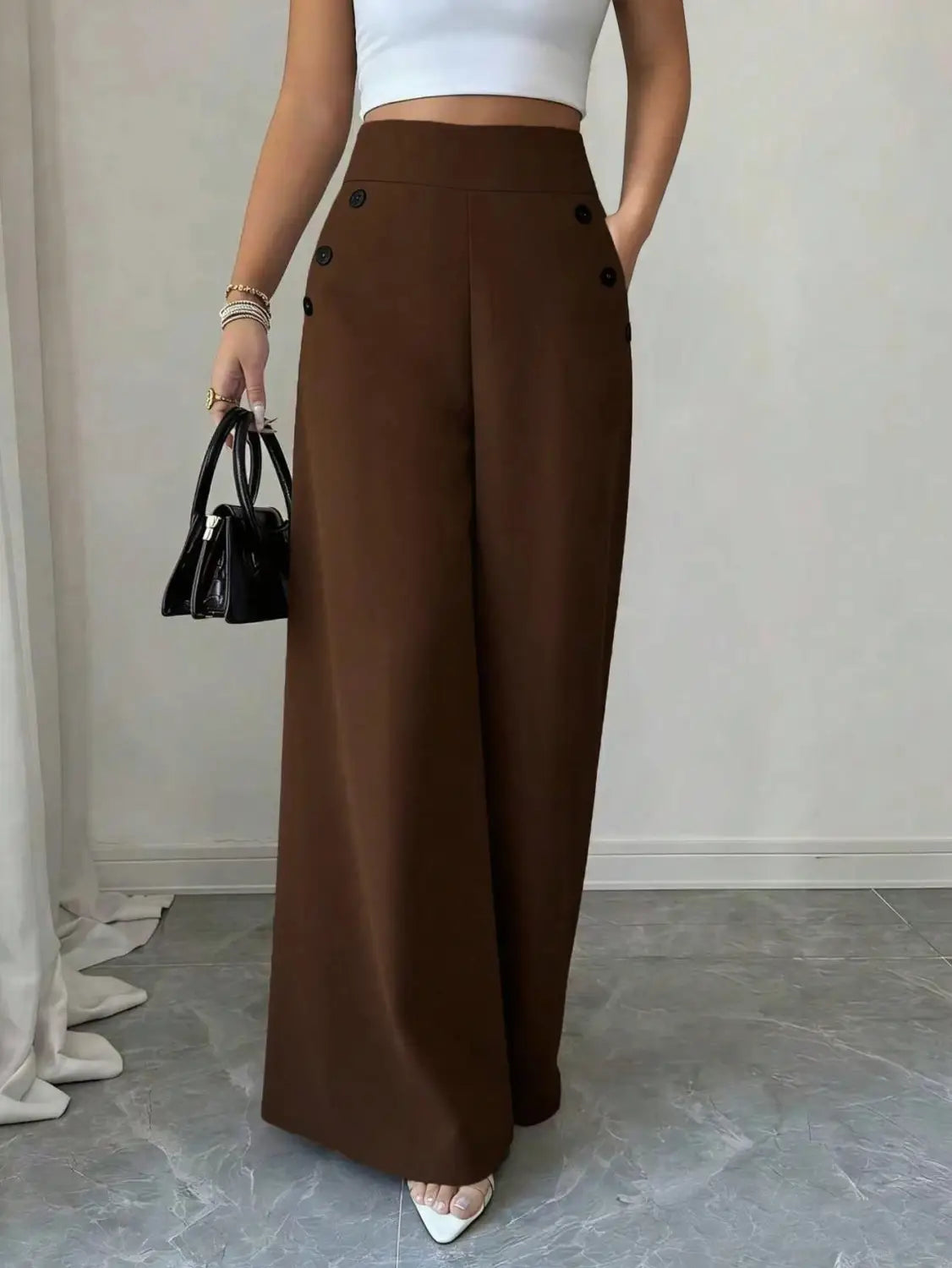 Pantalon ample taille haute marron doté de boutons noirs sur les coutures latérales pour une tenue élégante et confortable