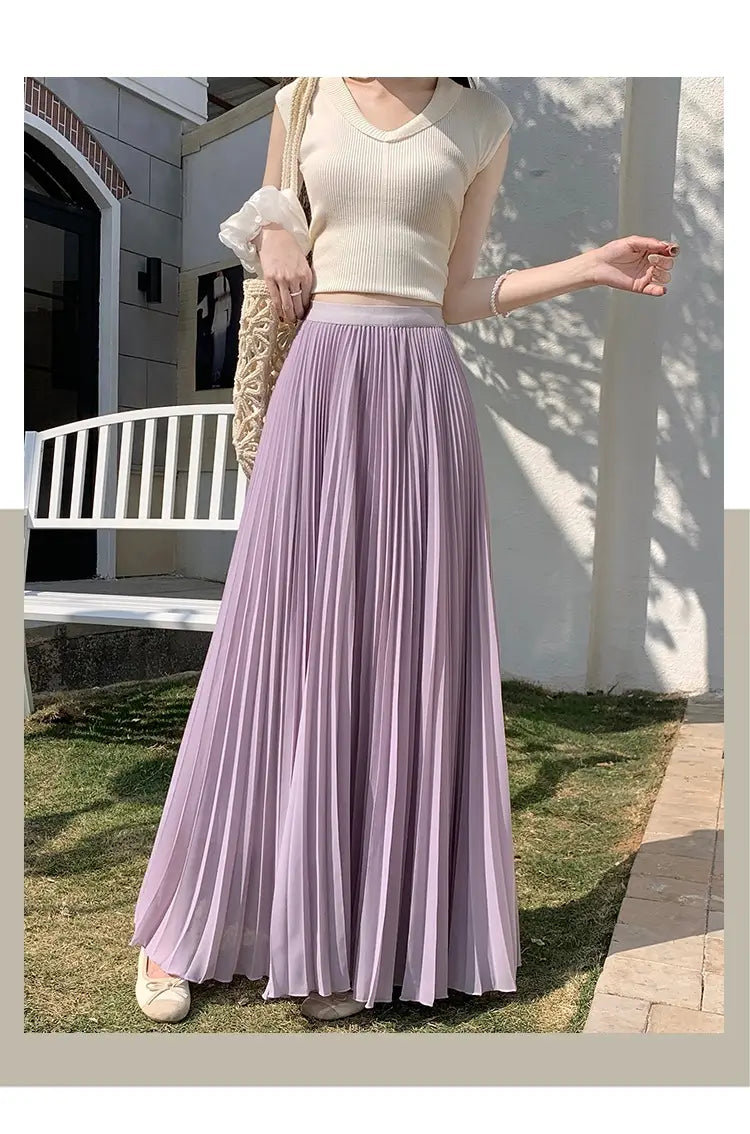 Ein fließender lavendelfarbener plissierter Chiffon-Maxirock aus weichem, leichtem Stoff, der für Damen elegant fällt.