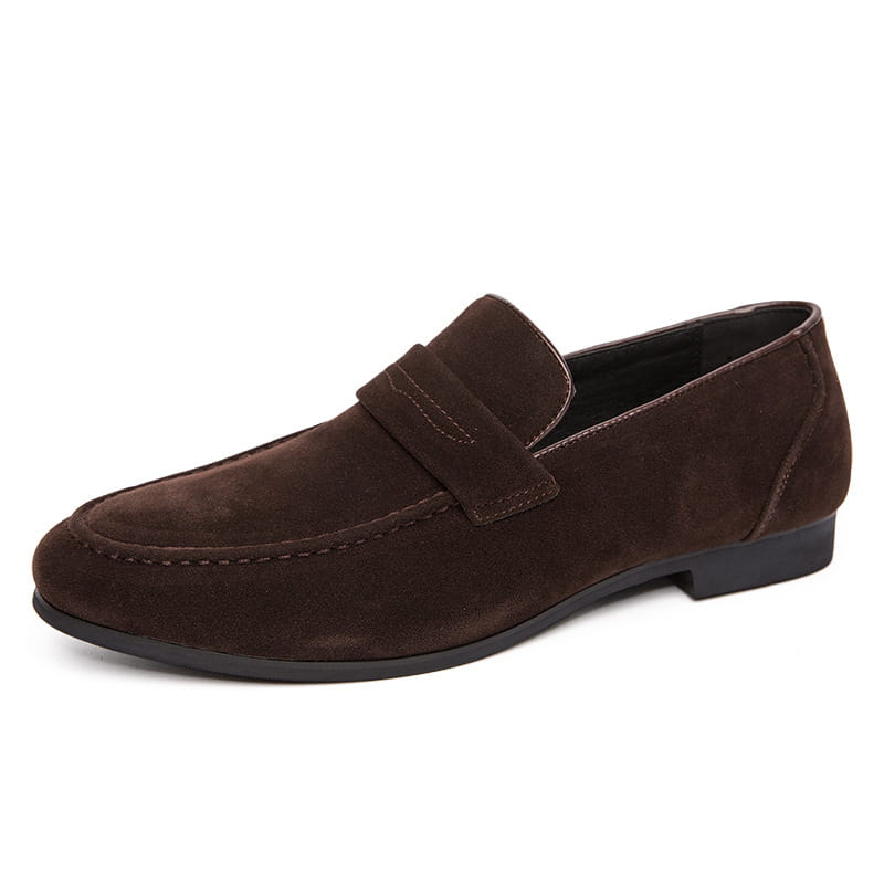 Mocassin en daim à enfiler pour homme en brun, avec un design classique et une semelle en caoutchouc noire.