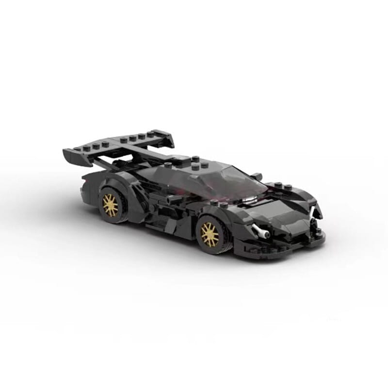 coche de carreras LEGO negro con aros dorados y un prominente alerón trasero visto desde el lado posterior, de la serie Apollo Car Building Block Toy.