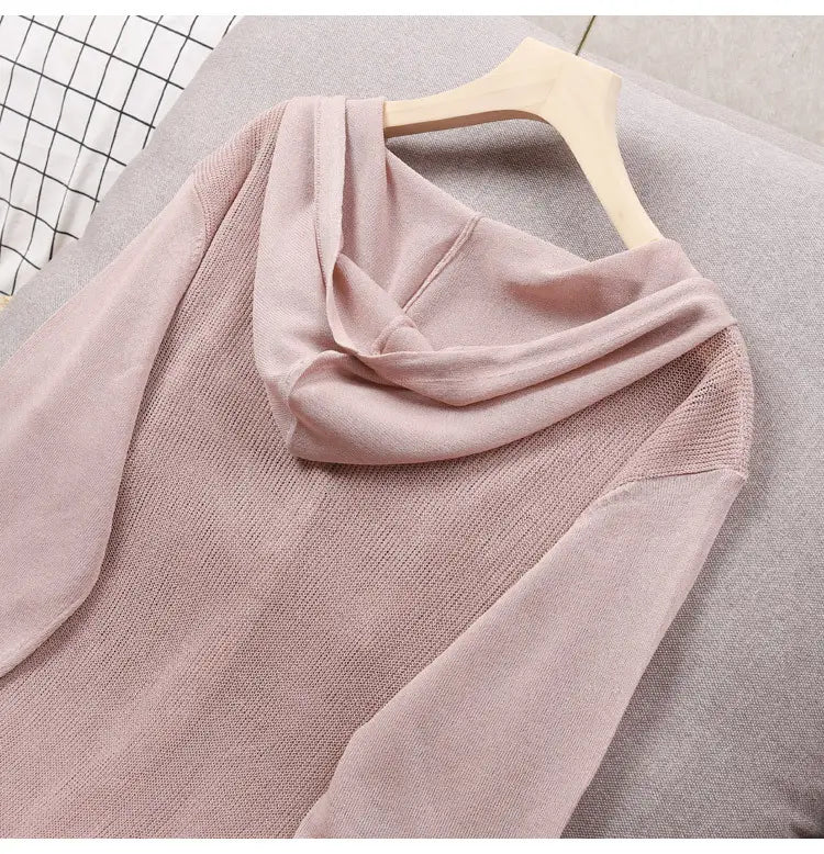 Ein weichrosa Blush-Pink gestricktes Hoodie-Cardigan mit langen Ärmeln, drapiertem Rundschal-Kragen und gerippten Details.