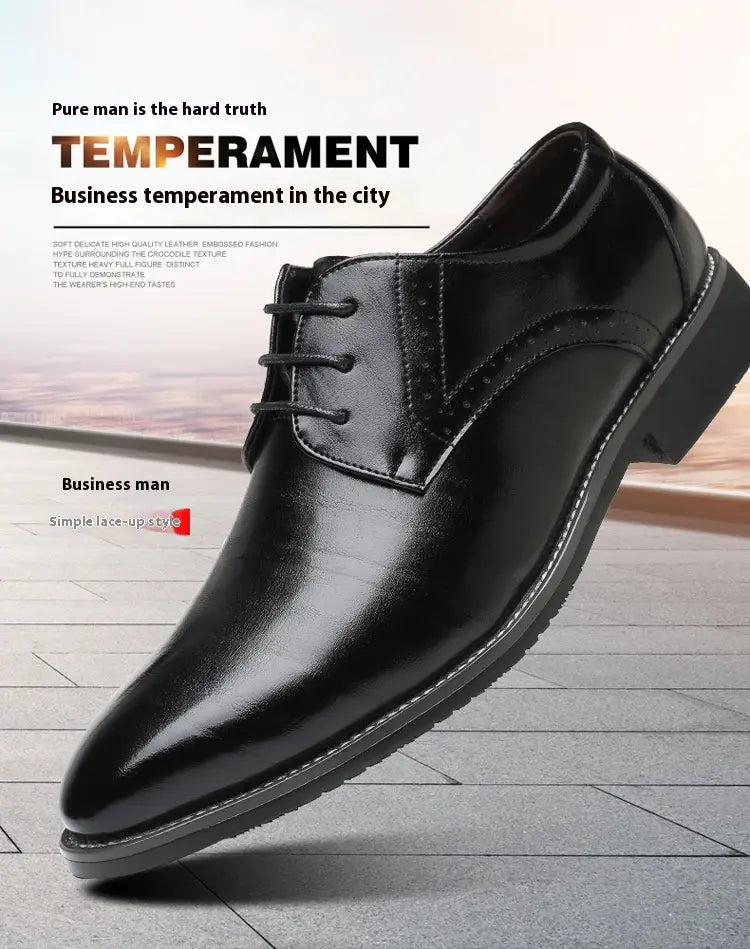 Chaussures habillées de type oxford en cuir noir pour homme, brogues, avec une finition polie et des détails discrets.
