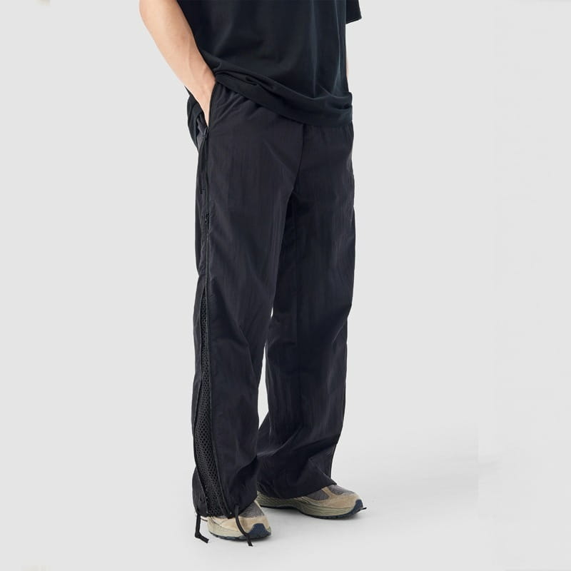 Pantalon de randonnée cargo noir doté d’une fermeture éclair et d’un panneau latéral en mesh respirant, afin d’améliorer l’aération et la fonctionnalité.