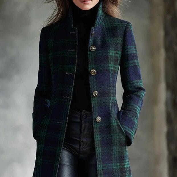 Manteau long en laine à carreaux écossais vert foncé et bleu marine, cardigan, avec des boutons à l’aspect argenté.