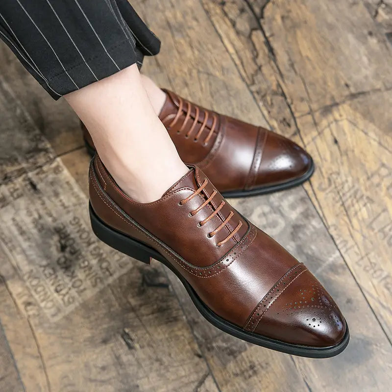 Zapatos de vestir tipo oxford de cuero marrón para hombres, estilo casual de negocios, con brogue, con puntera cap-toe y artesanía de brogue detallada.