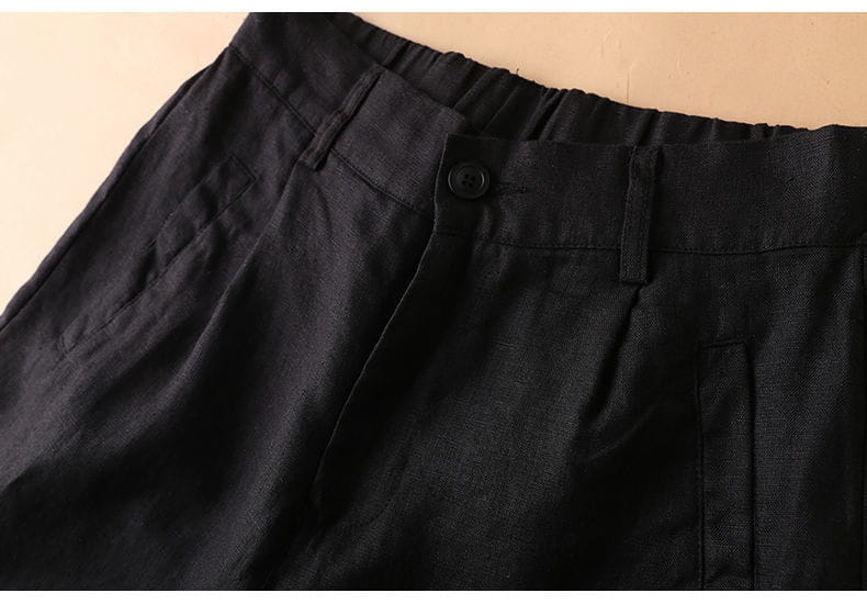 黒のリネン×コットン素材クロップドパンツ（3/4丈）。リラックスしたフィットと伸縮性ウエストバンドを備え、カジュアル用途に適する。