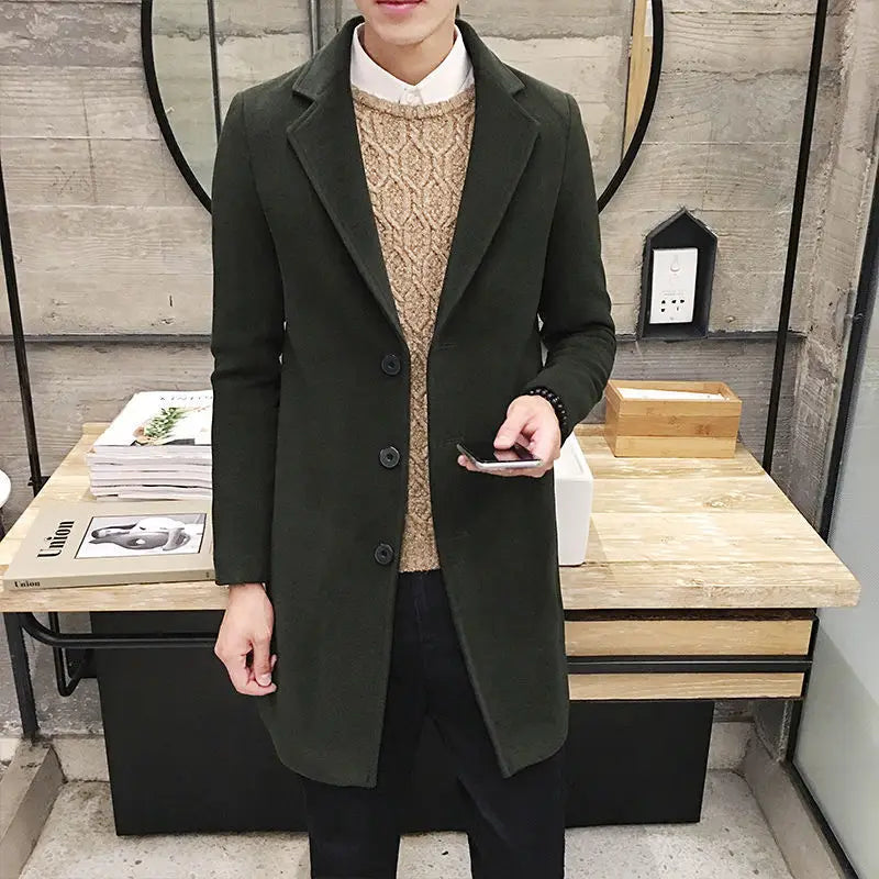 Dunkelgrüner Woll-Übermantel für Herren mit Revers und drei schwarzen Knöpfen in einem Woll-Trenchcoat im Slim-Fit-Stil für Herren, Produkt in Grau.