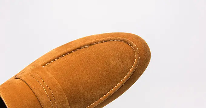 Mocassin en daim à enfiler pour homme en beige, avec un design classique de type mocassin et une surpiqûre contrastante.