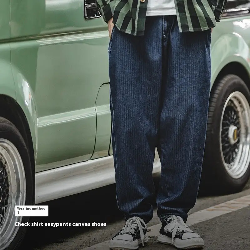 Pantalones vaqueros relajados y cónicos azul marino oscuro para hombre estilo pantalón cómodo, con corte de pierna recta y detalle de parches.