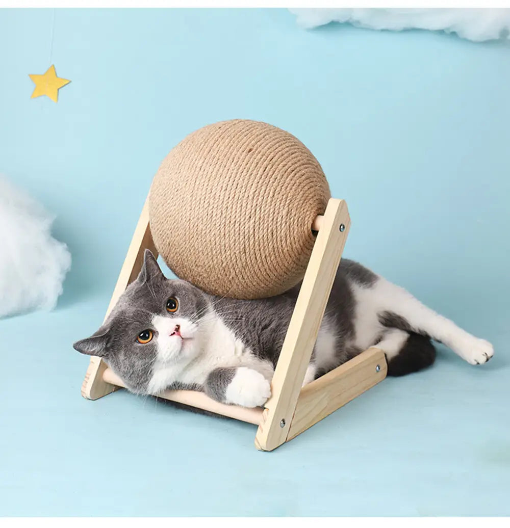 juguete esférico de rascado para gato de sisal beige cubierto con cuerda, montado en un marco triangular de madera clara para un mantenimiento duradero de las uñas felinas