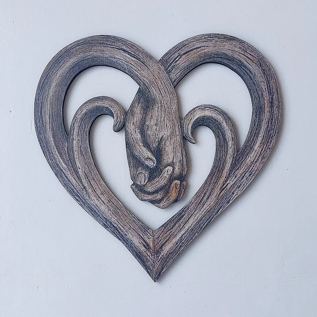 Herzförmige Wanddekoration aus Holz: ein Paar geschnitzter, an der Mitte ineinander gelegter Hände, mit natürlicher Holzoberfläche.