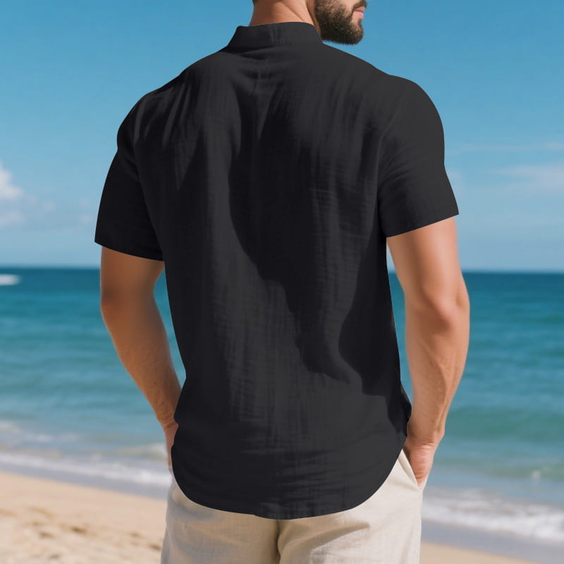 Herren-Leinenhemd im lässigen Stil mit kurzem Ärmel in Schwarz, mit Mandarin-Kragen, von vorne dargestellt.