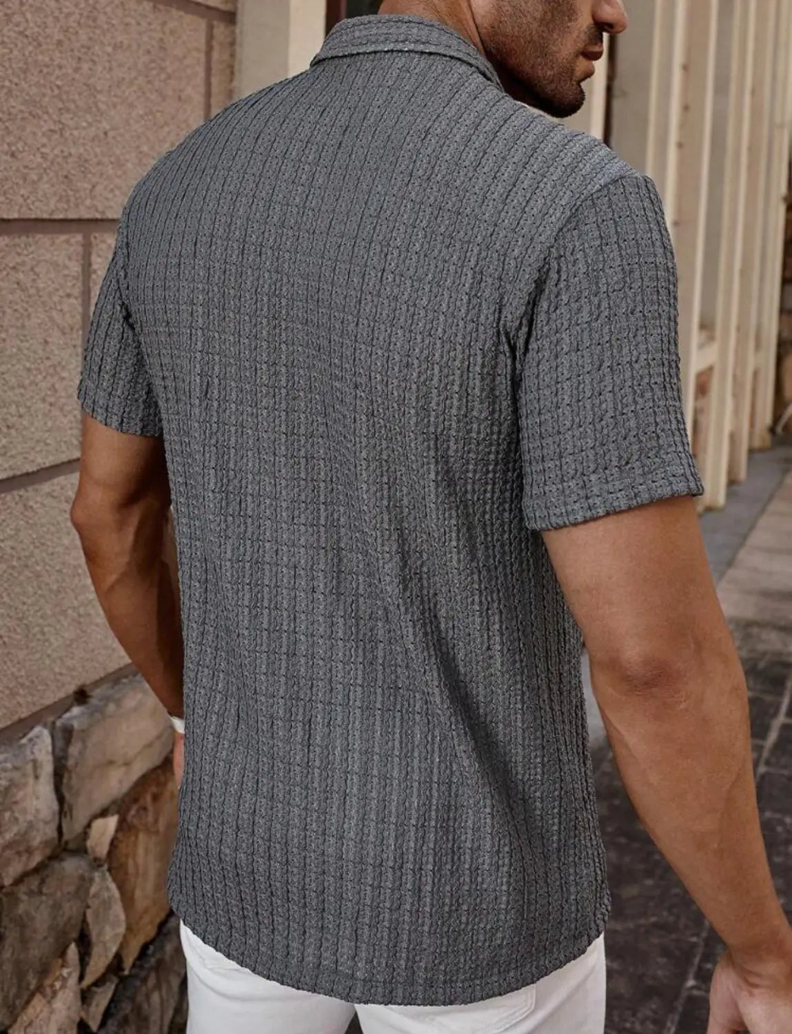 Herren-Waffelhemd mit kurzen Ärmeln und Knopfleiste in Grau, mit dezenter gerippter Struktur und weichem Stoff.