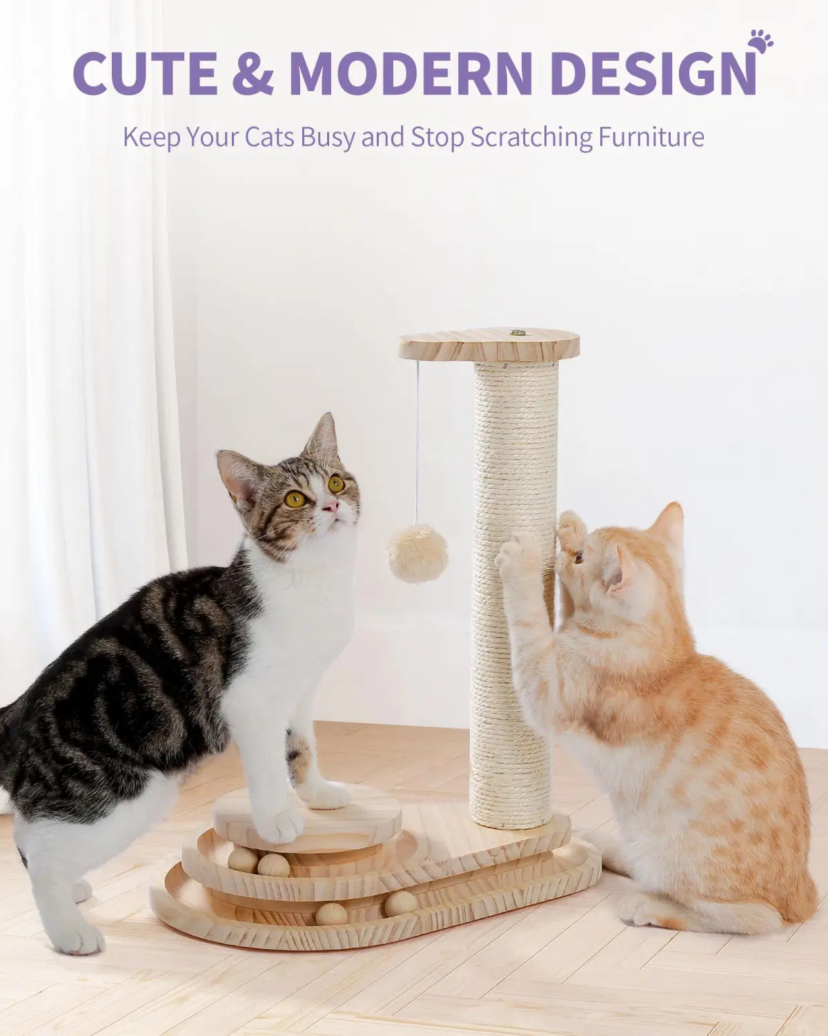 Un griffoir pour chat beige et en bois naturel, avec corde en sisal et un jouet à balle suspendu pour un jeu interactif.