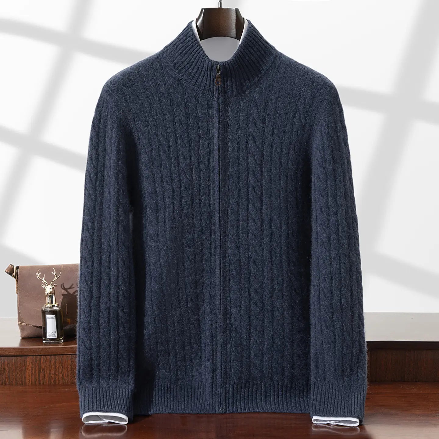 Herren-Zopfstrick-Reißverschluss-Pullover aus Kaschmir in Dunkelblau mit gerippten Bündchen und Kragen.