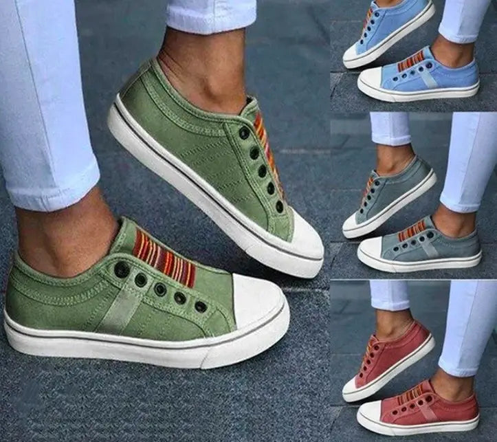 Schnürlose Canvas-Sneaker in Olivgrün mit weißen Gummisohlen und farbigen gestreiften Akzenten sowie seitlich aufschlüpfbare Loafer