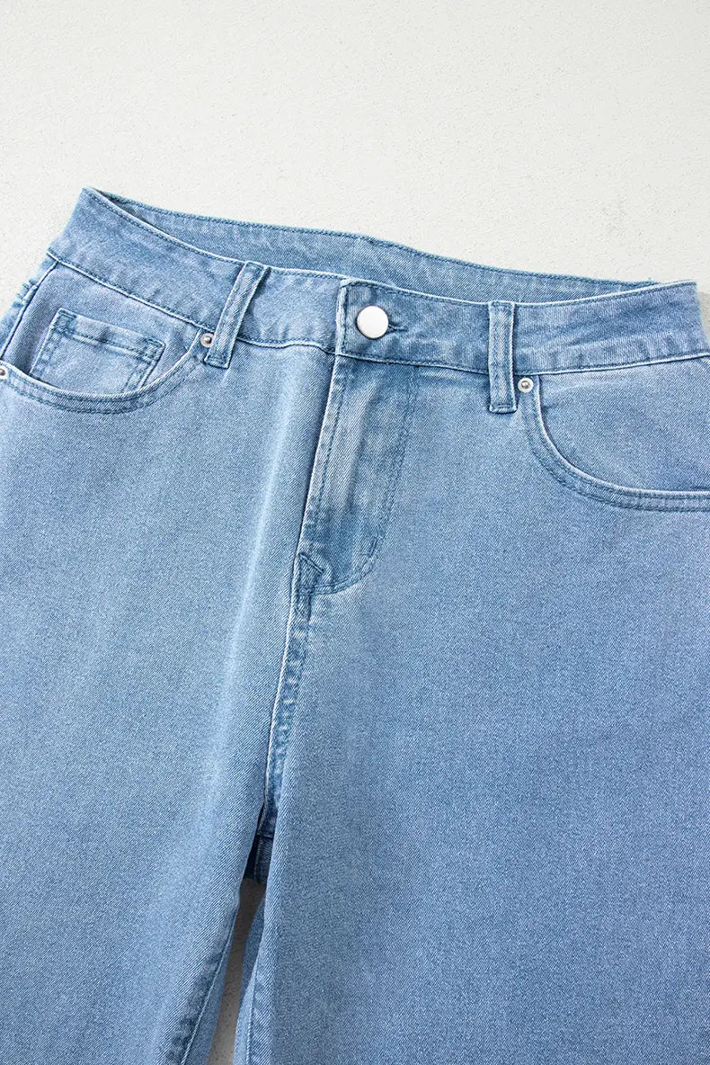 Jean à taille haute en denim rose effiloché à jambes larges, en denim délavé clair, avec un design classique à cinq poches et une fermeture à boutons blancs