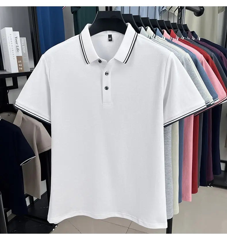 Weißes mercerisiertes Baumwoll-Poloshirt mit schwarzem Besatz am Kragen und an den Bündchen der Ärmel, für den Sommer konzipiert, mit lockerer atmungsaktiver Passform.