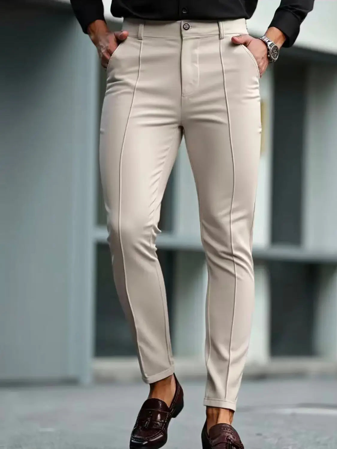 Beige Herren-Slim-Fit-Stretch-Anzughosen mit dezenten vertikalen Ziernähten und einem eleganten modernen Design.