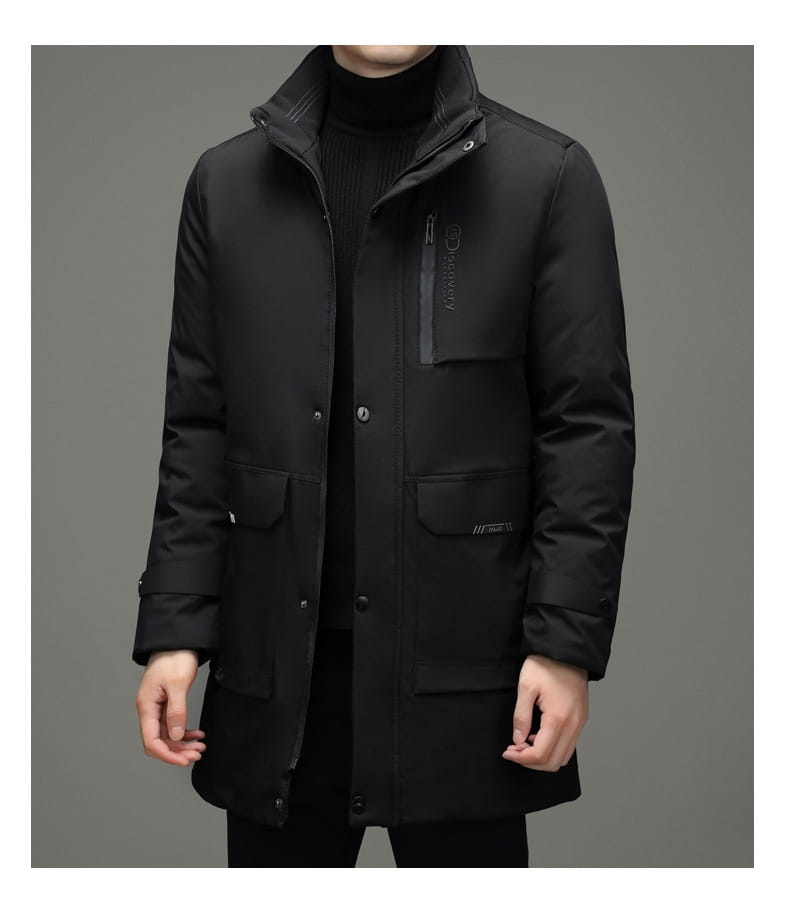 Abrigo acolchado de invierno para hombre en negro, con cierre frontal con botón y cuello alto, y múltiples bolsillos, diseñado para clima frío.